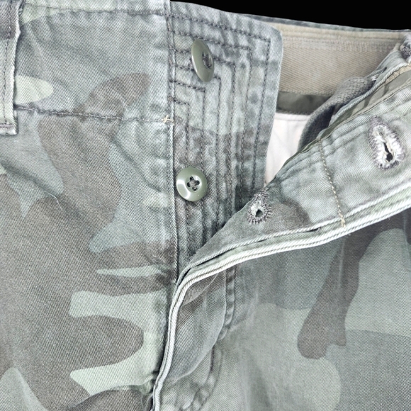 ABERCROMBIE & FITCH Camo Cargo Shorts- 28 - Picture 3 of 4